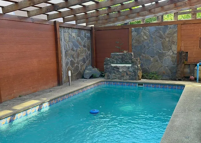 Amplia Casa Familiar Con Piscina Privada